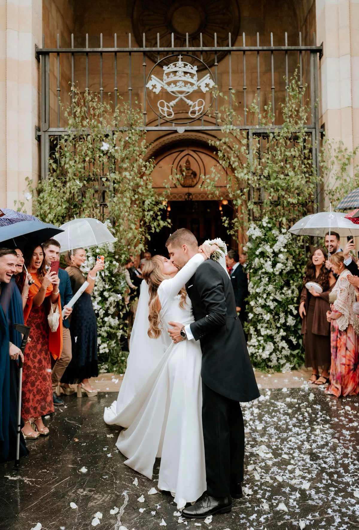 Novios besándose a la salida de la iglesia