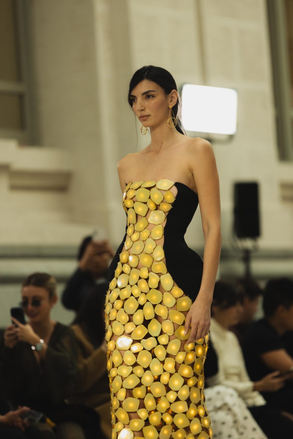 Vestido negro y amarillo con detalles para invitada de boda de nocha