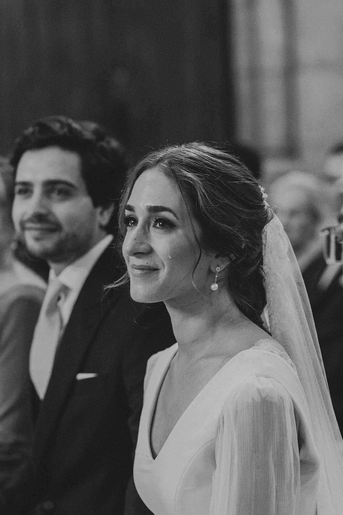 Novia emocionada en la iglesia