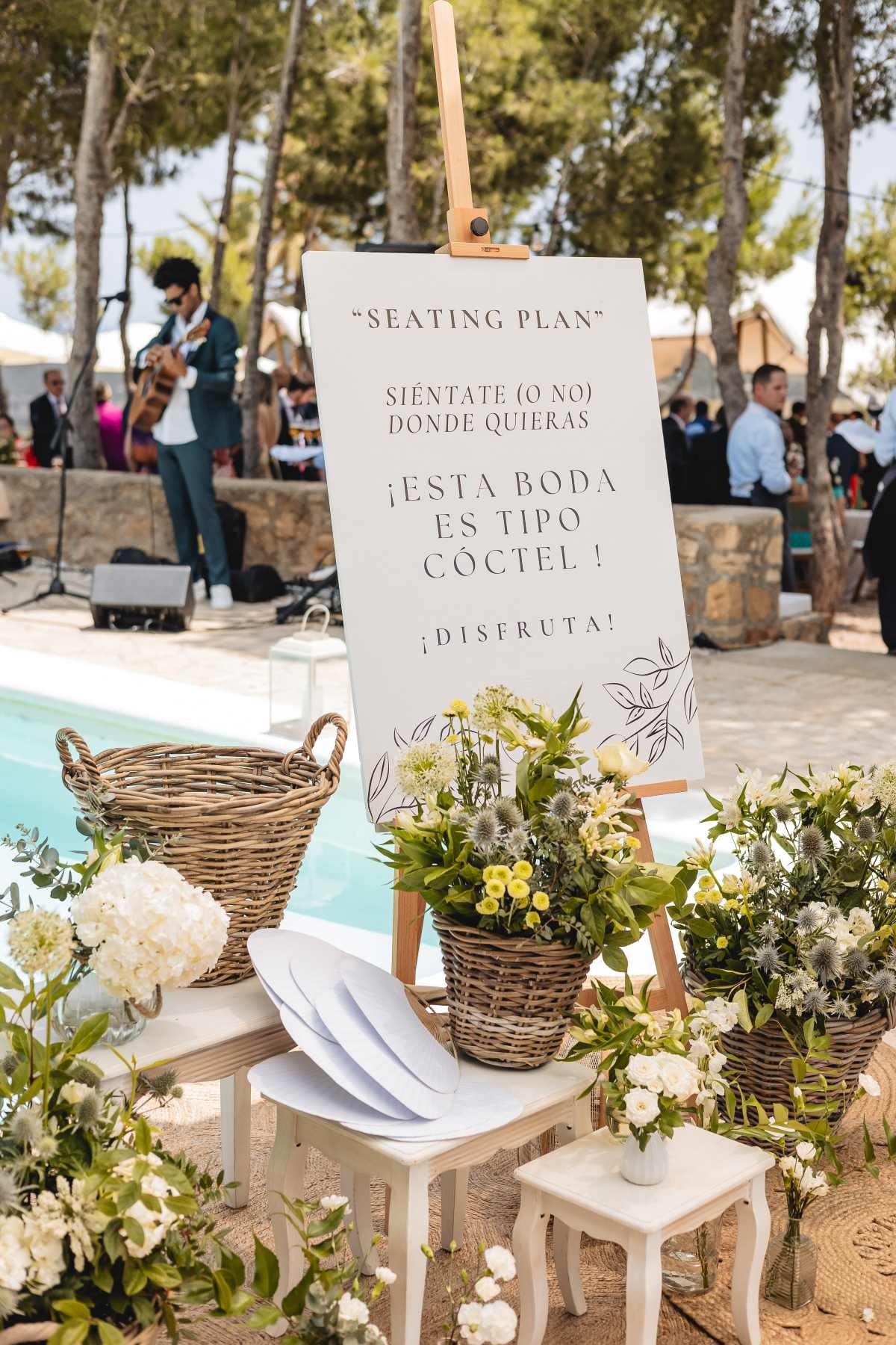 no es necesario ofrecer un menú con primer plato, segundo plato y postre. Si ofrecéis una copa de espera larga, podéis apostar por un menú de un solo plato o también podéis optar por realizar una boda tipo cóctel.