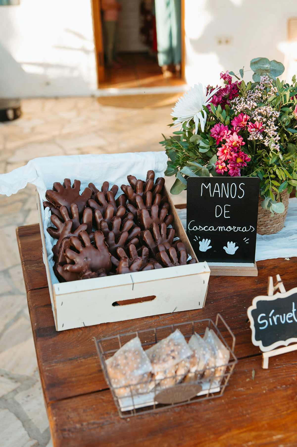 No es imprescindible contratar a un profesional para crearla. Los propios novios pueden preparar una selección de dulces, comprar diferentes chucherías, tartas o postres típicos y encargarse de presentarlos de una forma bonita