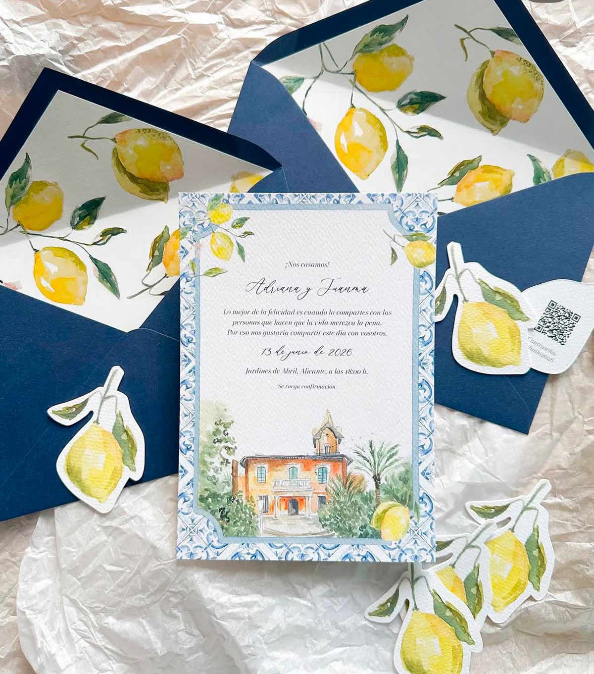 Para ahorrar en las invitaciones podéis recurrir a plantillas prediseñadas que permiten personalizar el texto, los colores y algunos detalles sin necesidad de contratar un diseño desde cero