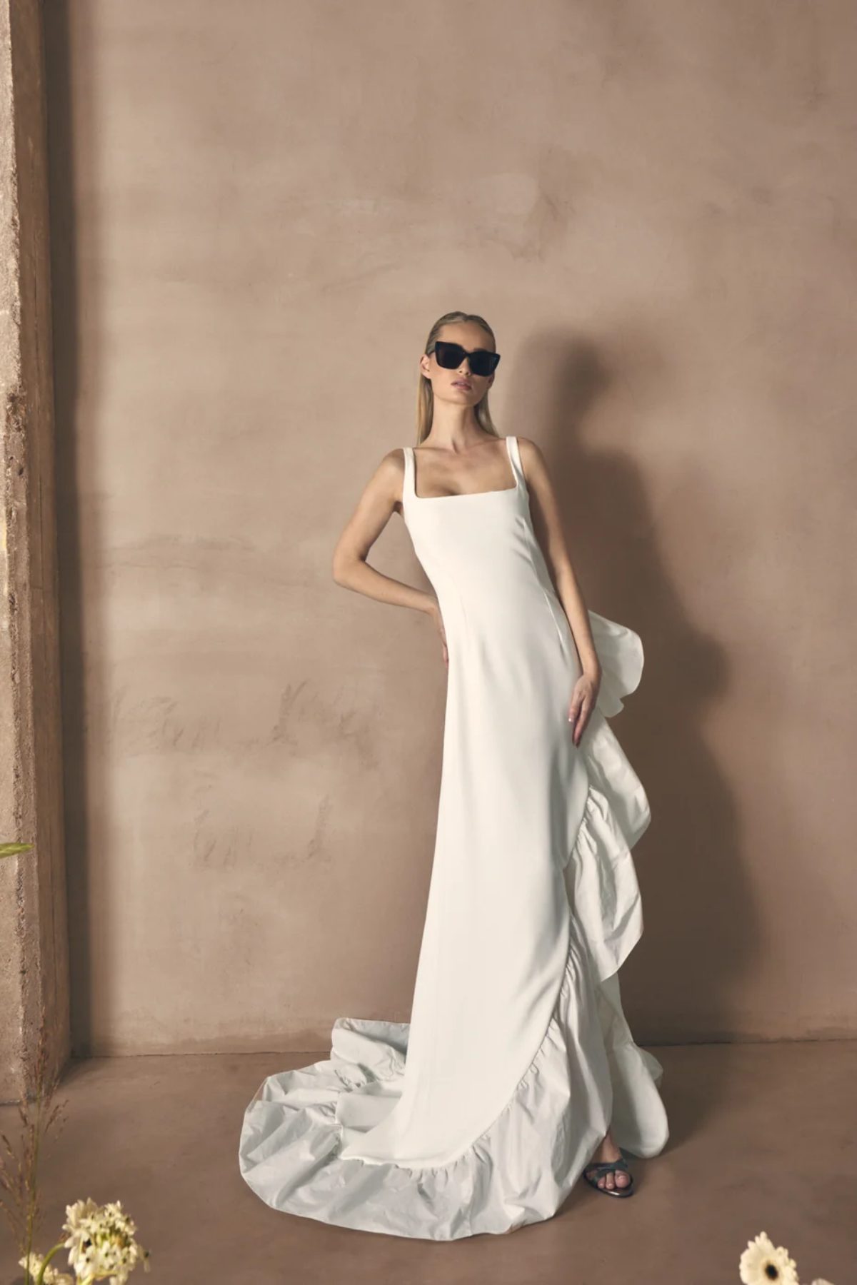los vestidos con lineas sencillas son ideales para boda low cost