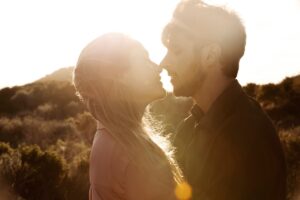 Fotografía: Magnific https://www.magnific.com/es/foto-gratis/plano-medio-feliz-pareja-romantica_26559945.htm#fromView=search&page=1&position=29&uuid=d5c5fedb-abe7-4b05-ba41-eedee2170511&track=ais_hybrid&query=parejas+amor