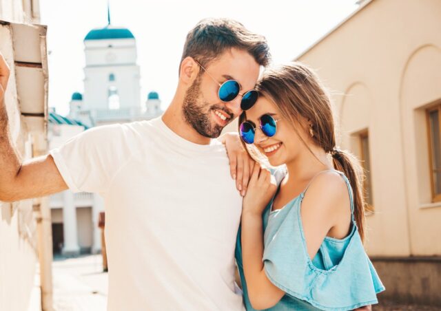 Fotografía: Halayalex - Magnific https://www.magnific.com/es/foto-gratis/pareja-gafas-sol-posando-calle_9322298.htm#fromView=search&page=2&position=25&uuid=15063488-2c0e-4eba-8041-fcd18982f76d&track=ais_hybrid&query=sidi+bou+said+pareja