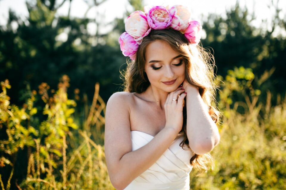 Fotografía: Bristekjegor - Magnific https://www.magnific.com/es/foto-gratis/hermosa-novia-vestido-novia_7947276.htm#fromView=search&page=1&position=4&uuid=87e7bb62-6edd-4a01-825a-1fd5f9eac4ae&track=ais_hybrid&query=peinado+con+flores+mo%C3%B1o