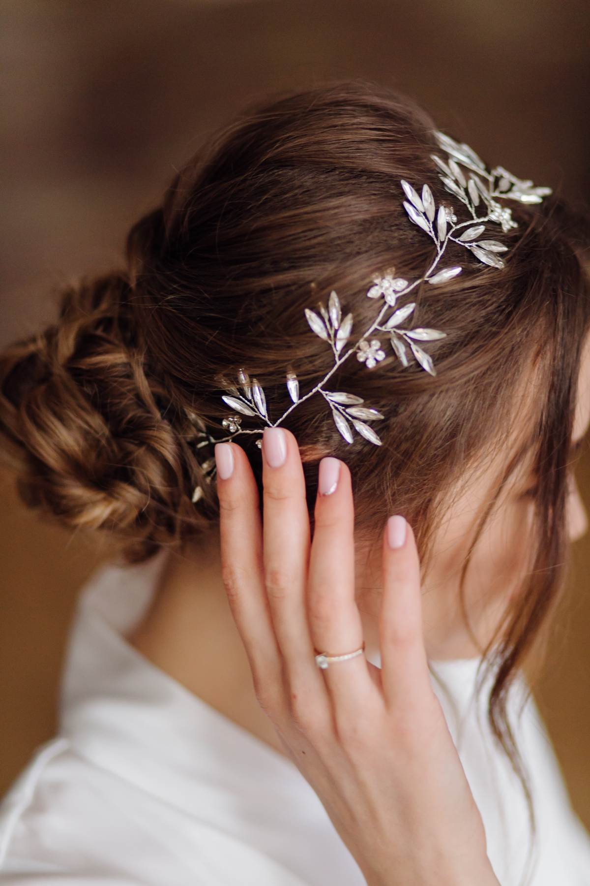 Las diademas y los accesorios florales se han convertido en uno de los complementos más especiales para las novias que buscan aportar un toque romántico, elegante y muy personal a su look. Peinados con flores