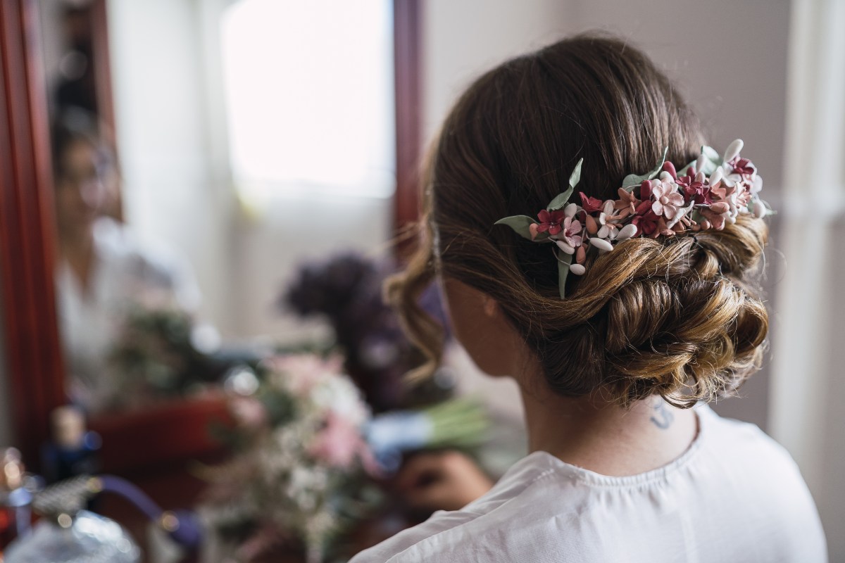 El moño, en todas sus versiones, se reinventa con detalles florales que lo convierten en un peinado atemporal lleno de encanto