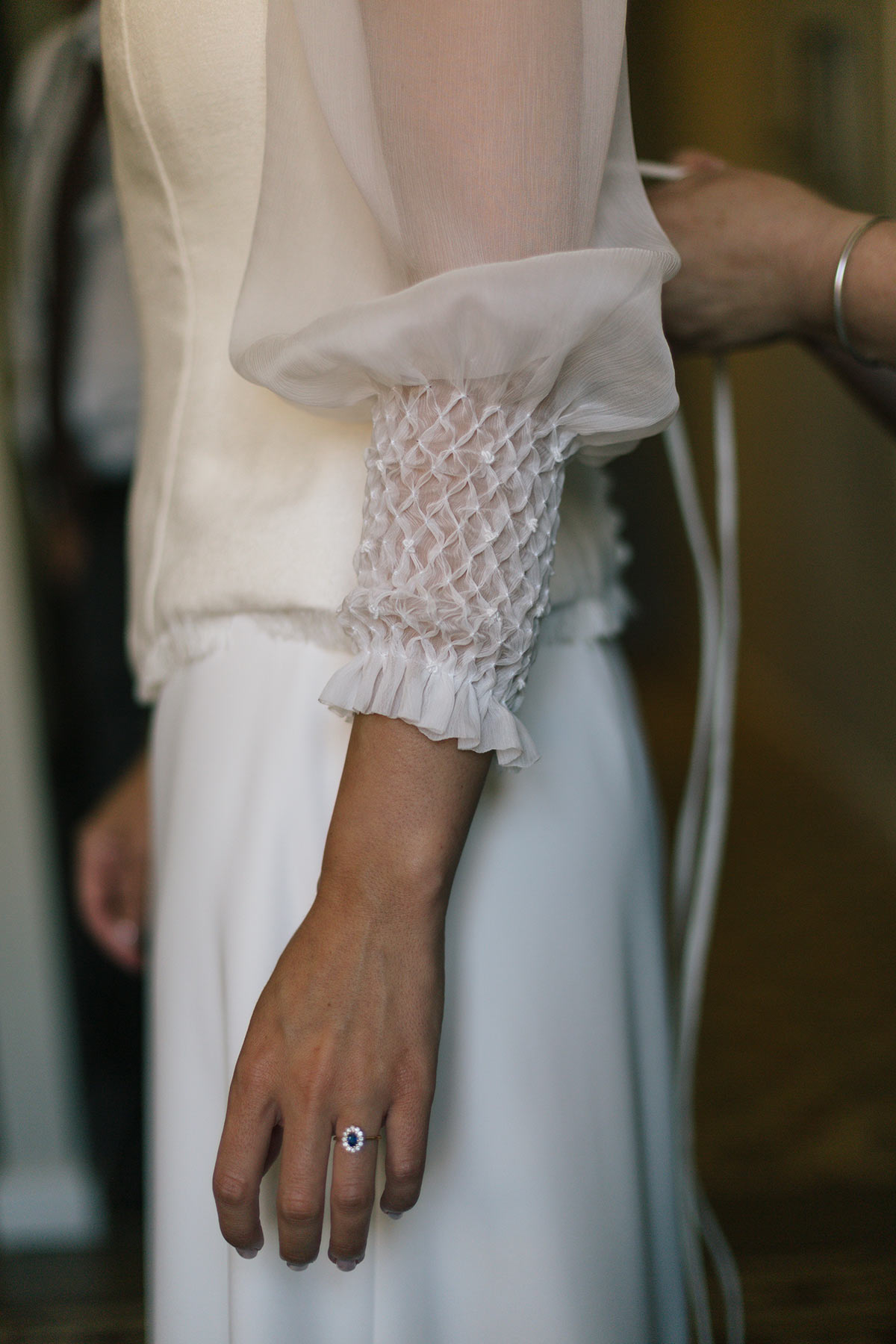 Detalle puños vestido de novia Raquel Alemañ