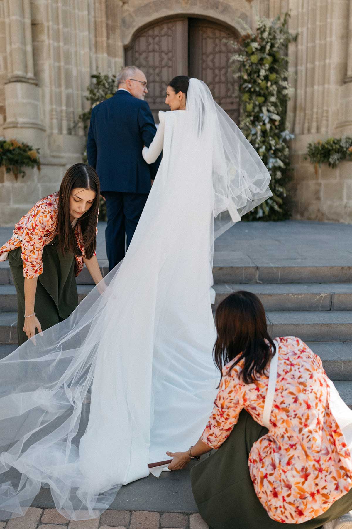 Wedding planner padrino novia entrada a la iglesia