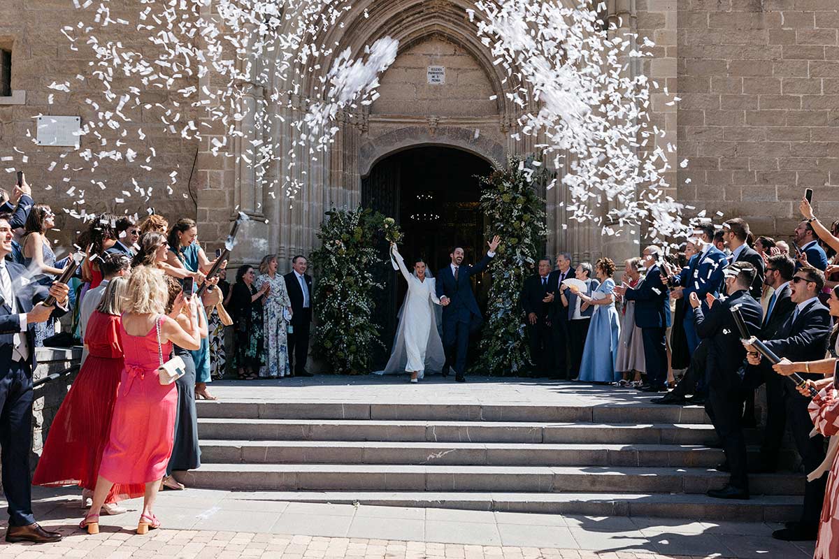 Salida de los novios de la iglesia