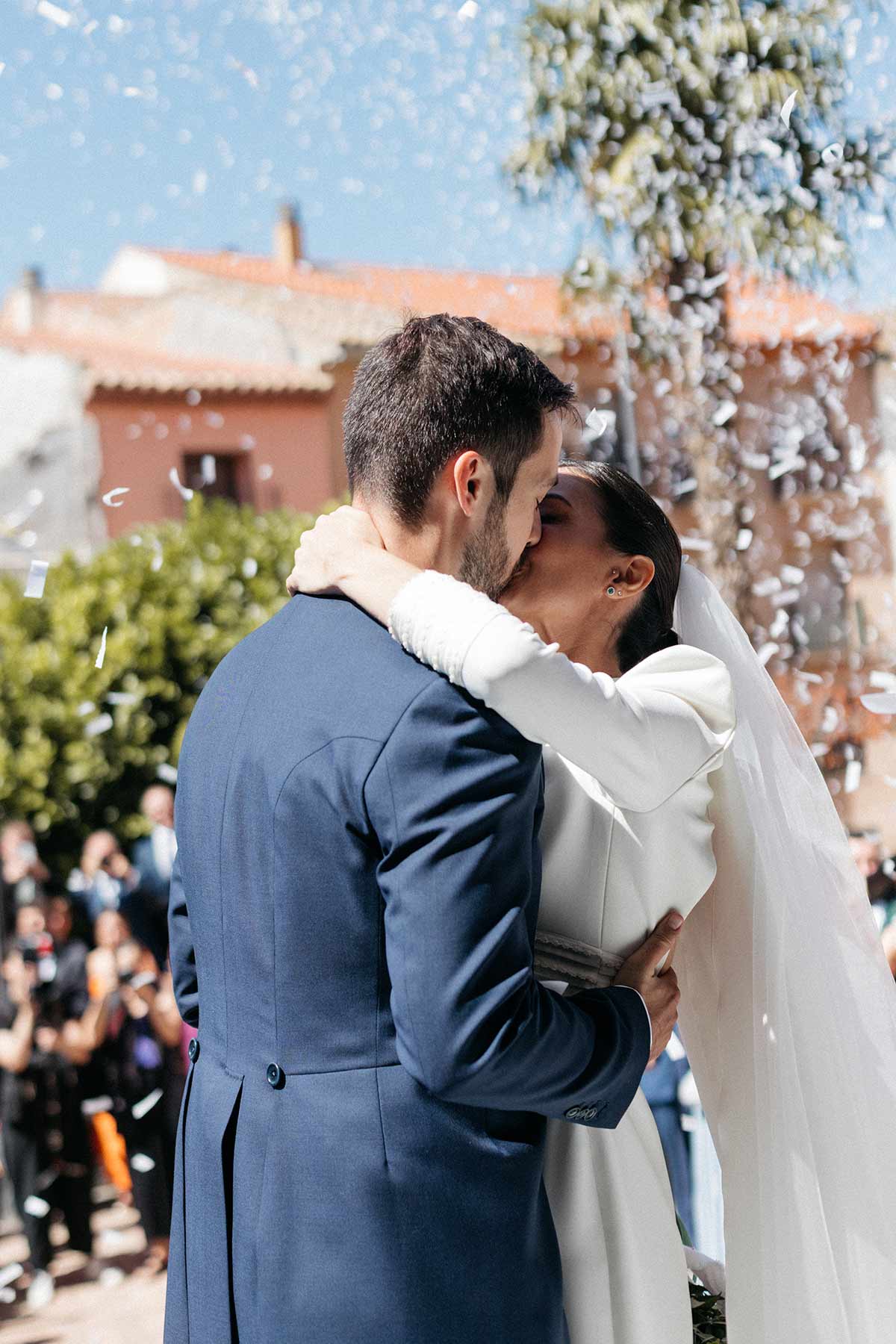 Salida de los novios beso