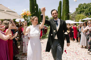 Salida de los novios ceremonia pétalos de flores