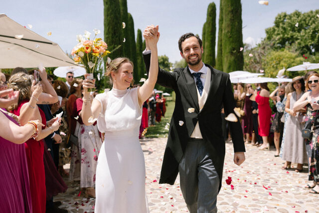 Salida de los novios ceremonia pétalos de flores
