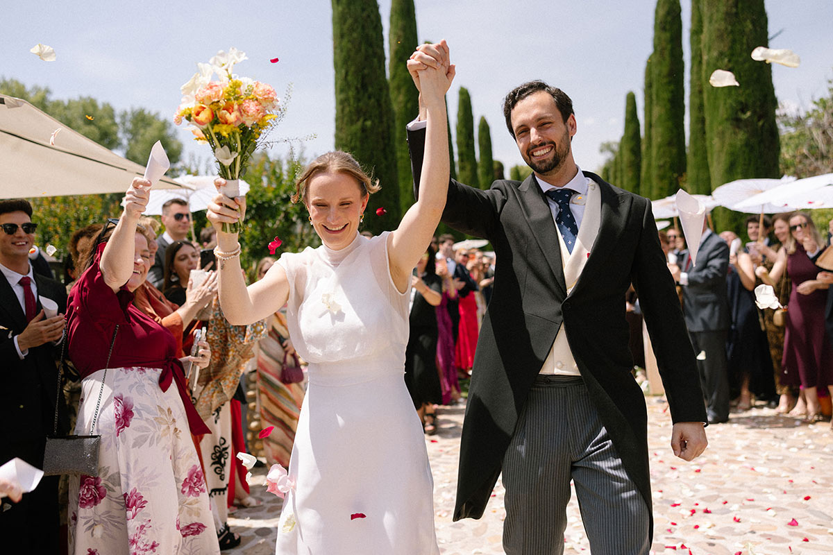 Salida de los novios ceremonia pétalos de flores