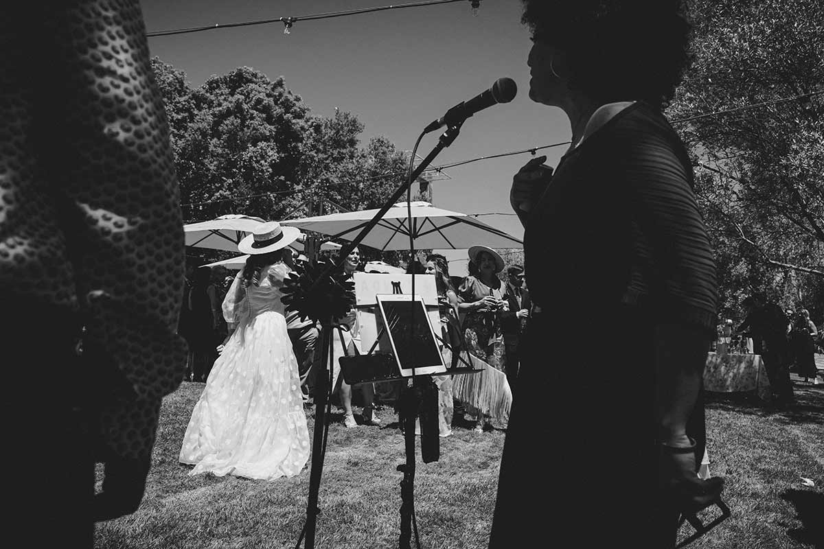 Música en vivo novia con sombrero