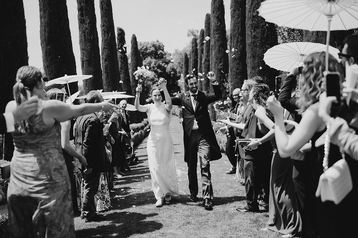Salida de los novios ceremonia pétalos de flores