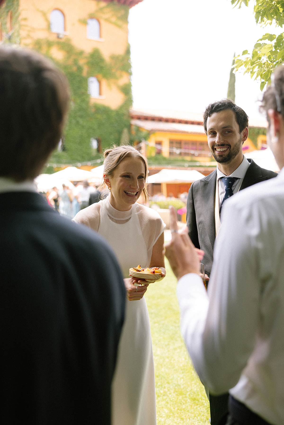 Novios con invitados de boda