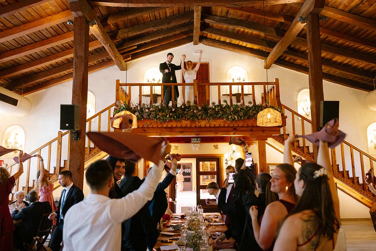 Entrada de los novios al banquete de boda Antigua fábrica de Harinas