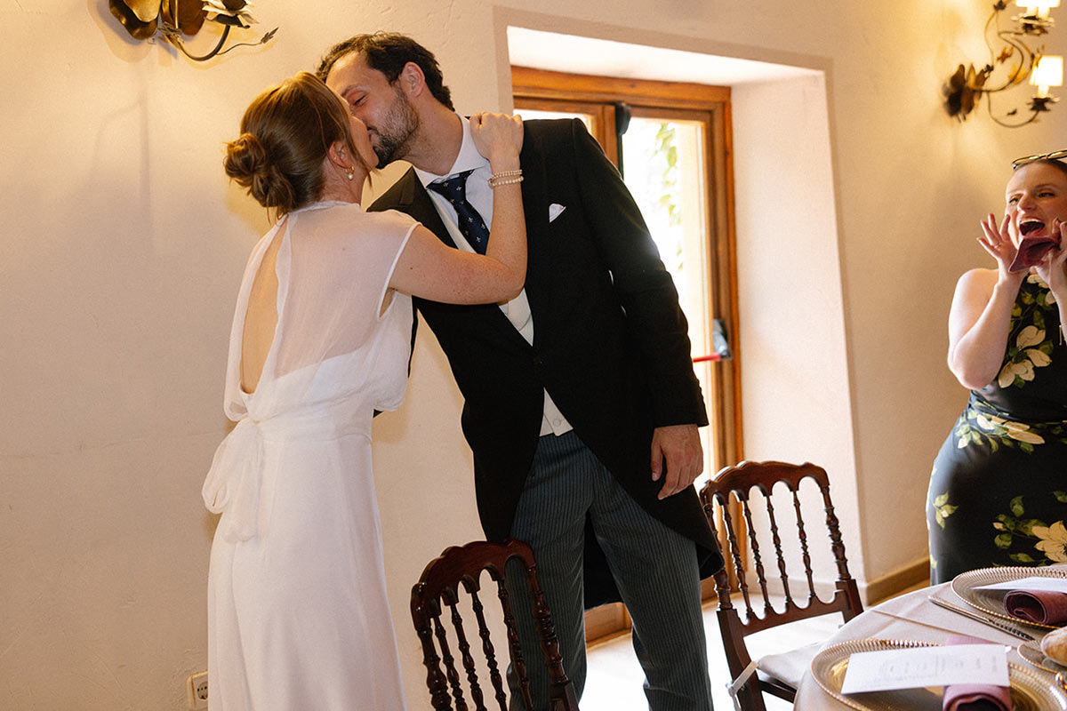 Novios besándose banquete