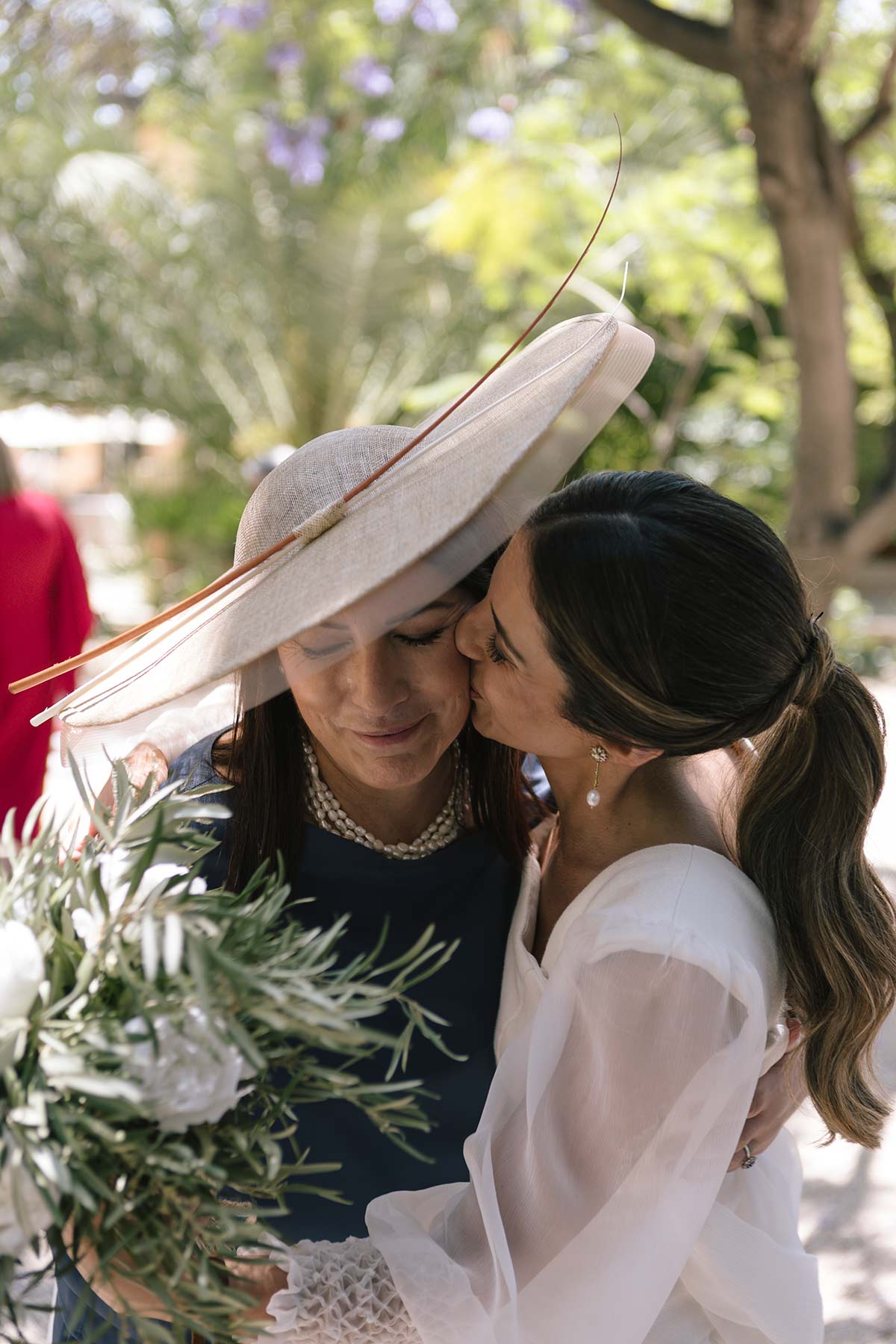 Novia entregando el ramo a su madre
