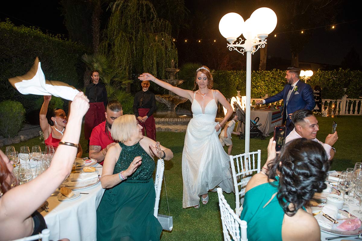Novios saludando