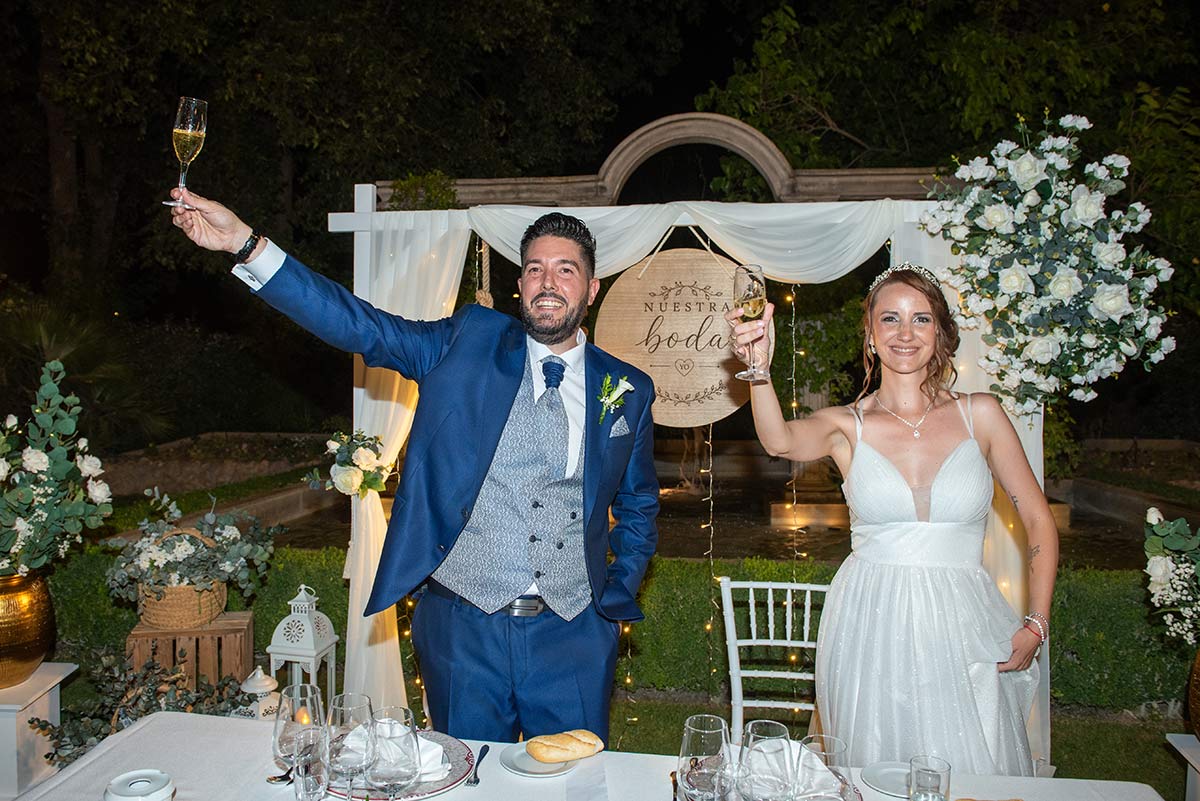 Novios saludando
