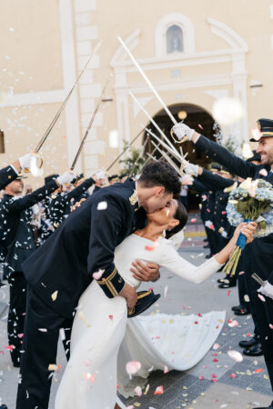 besos de novios a la salida de la iglesia
