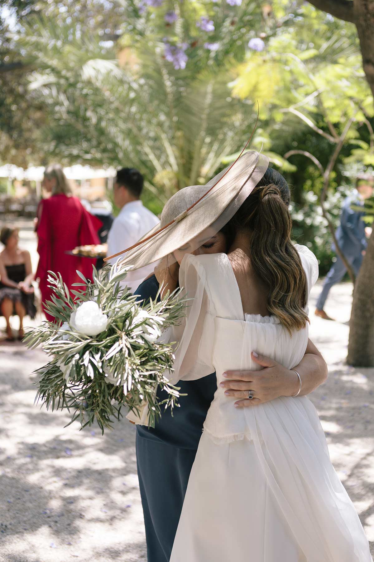 Novia entregando el ramo a su madre