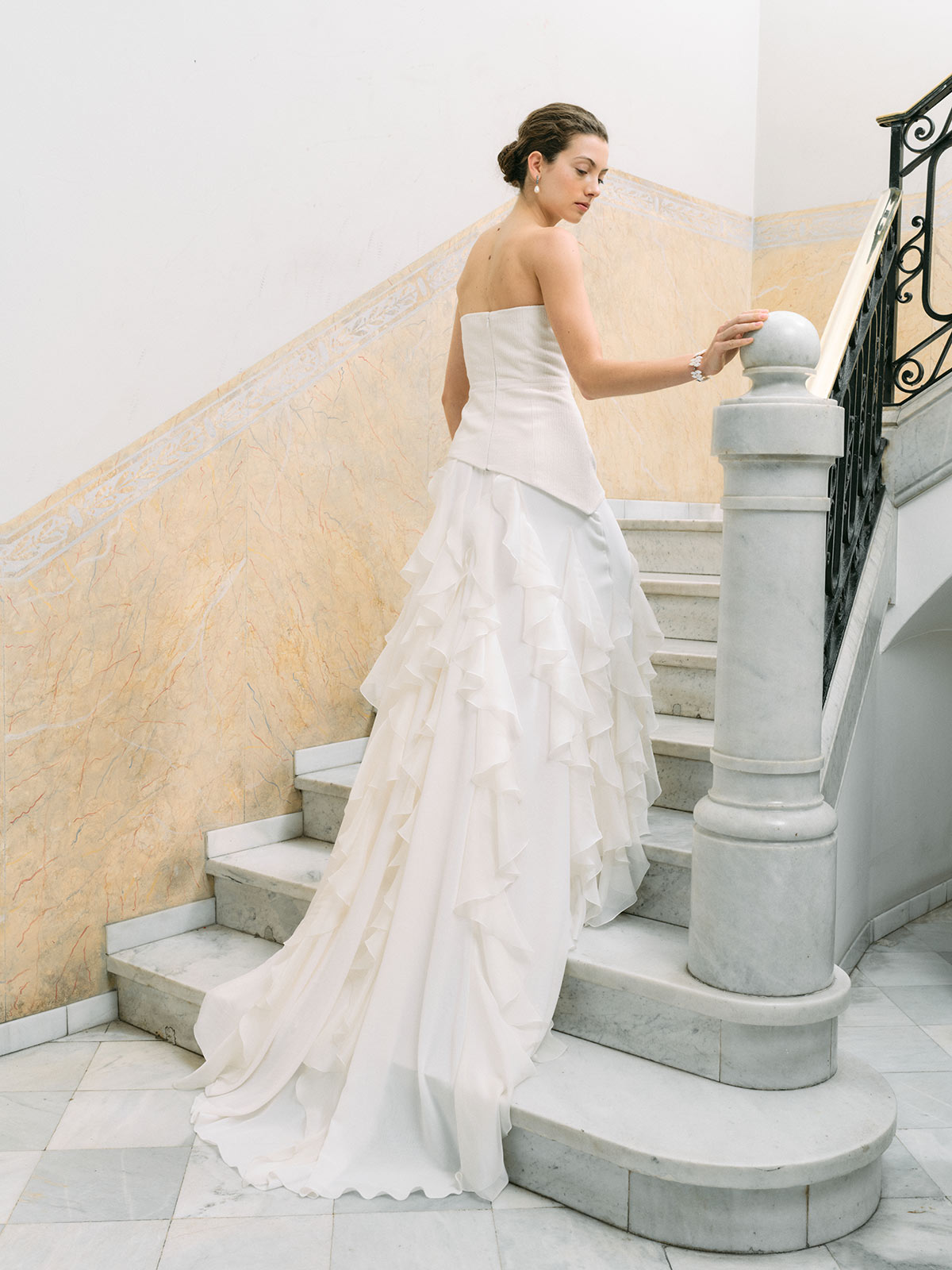 Novia subiendo una escalera vestido de dos piezas