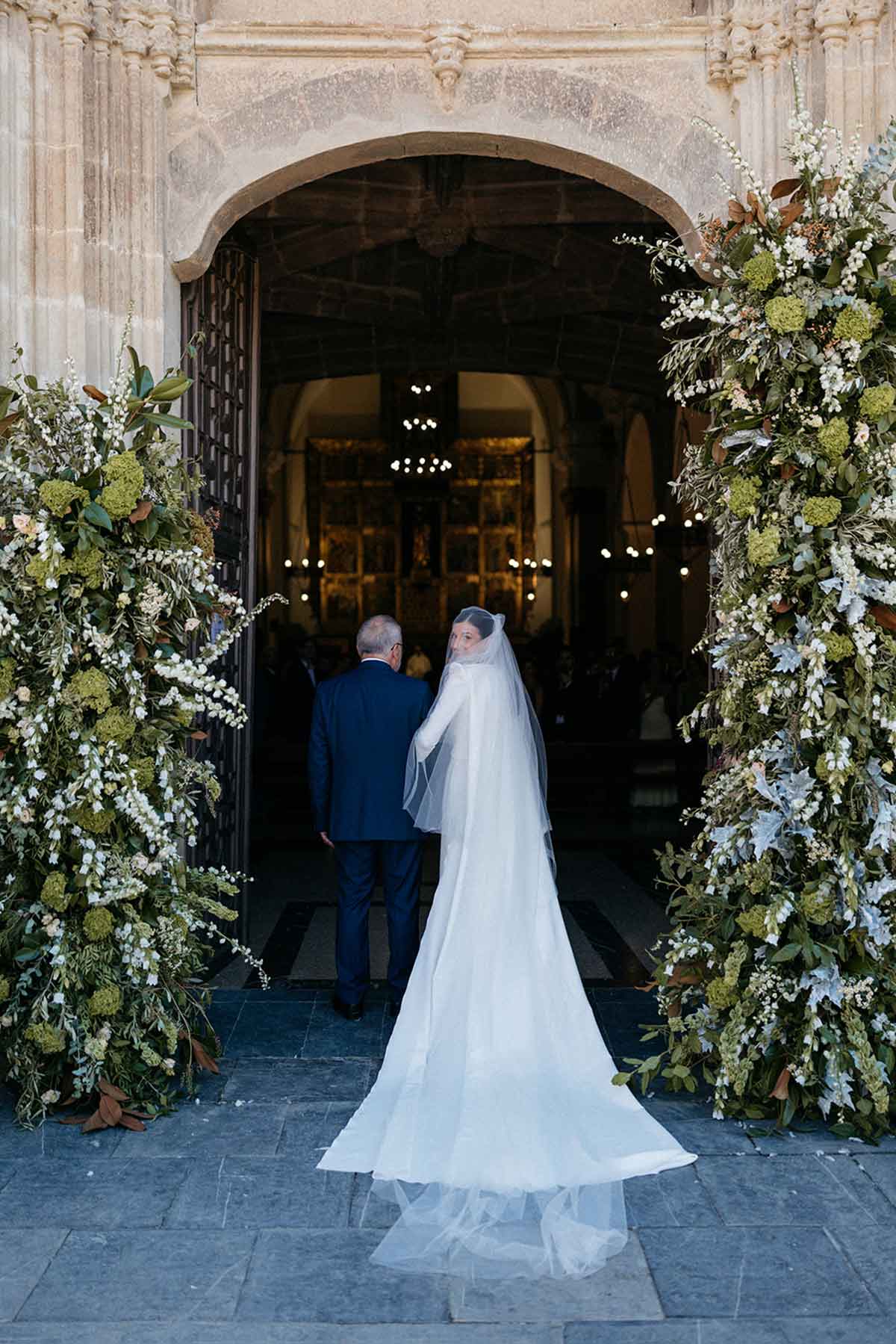 Novia y padrino entrada a la iglesia