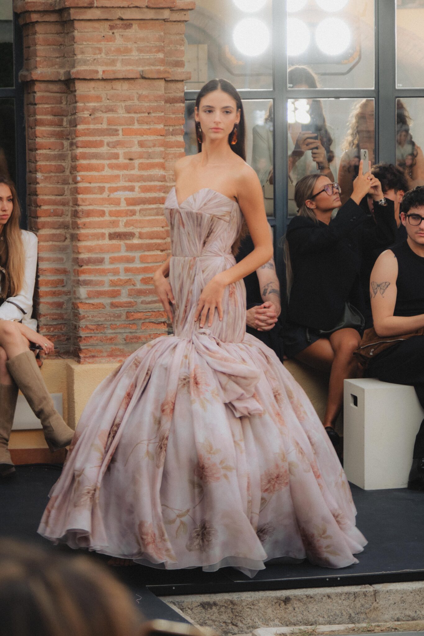 vestido estructurado con escote en v y falda voluminosa