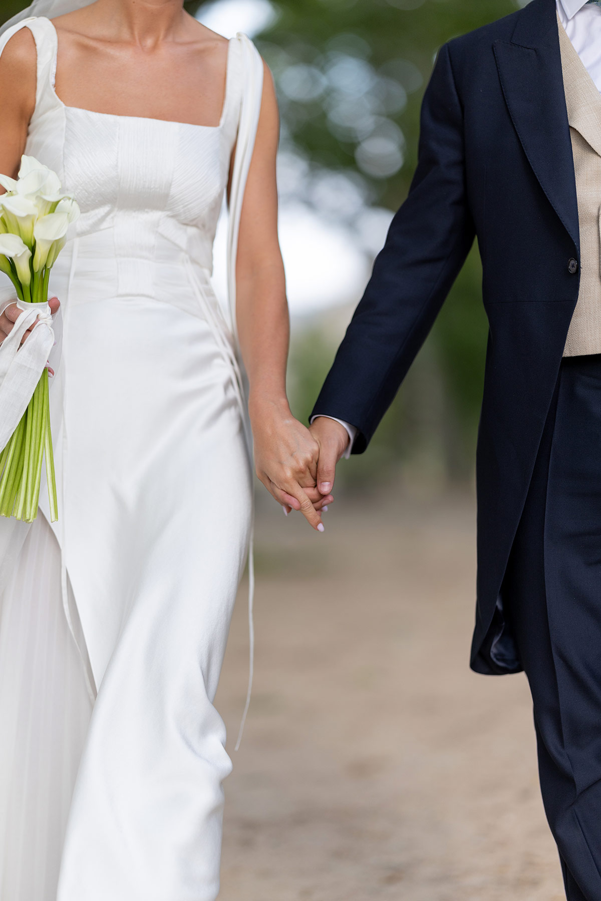 Novios de la mano reportaje ramo de novia