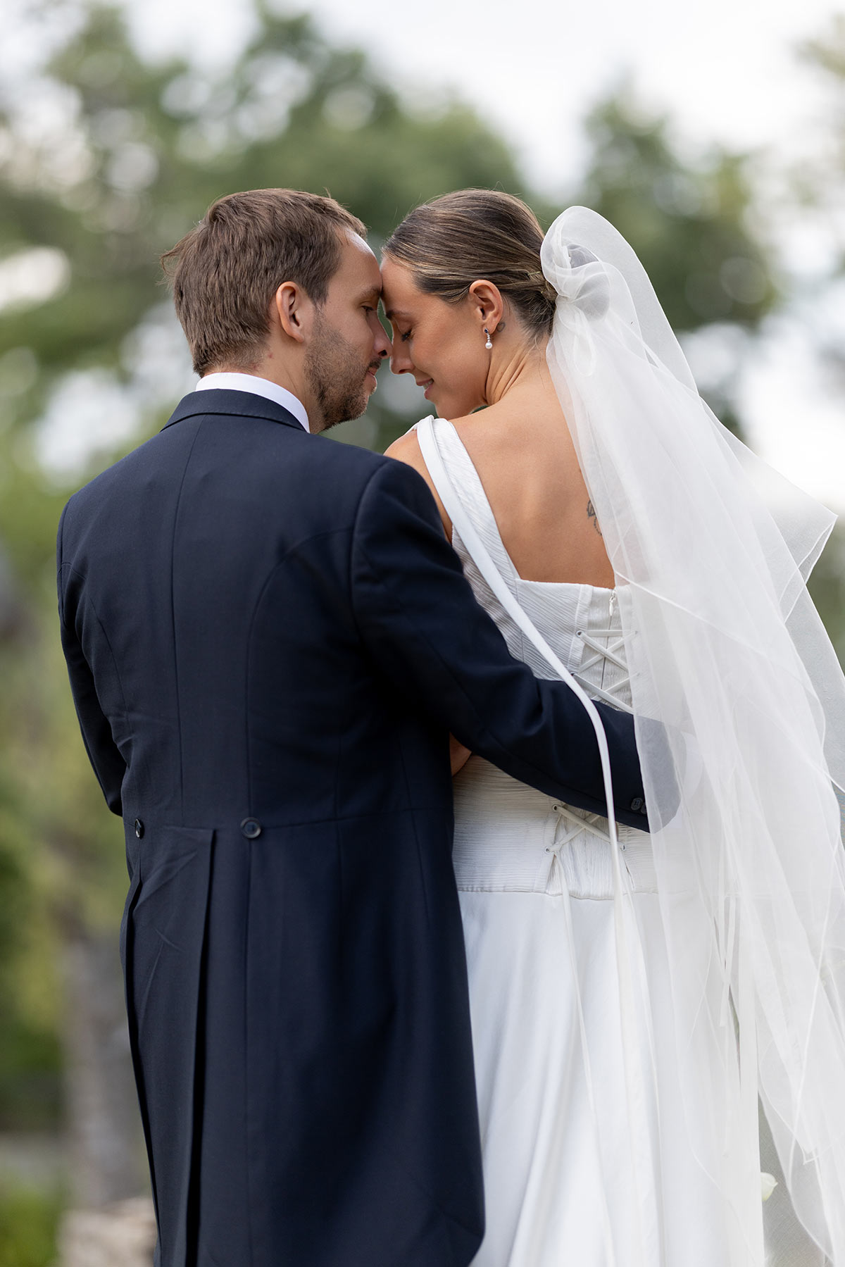 Novios abrazados