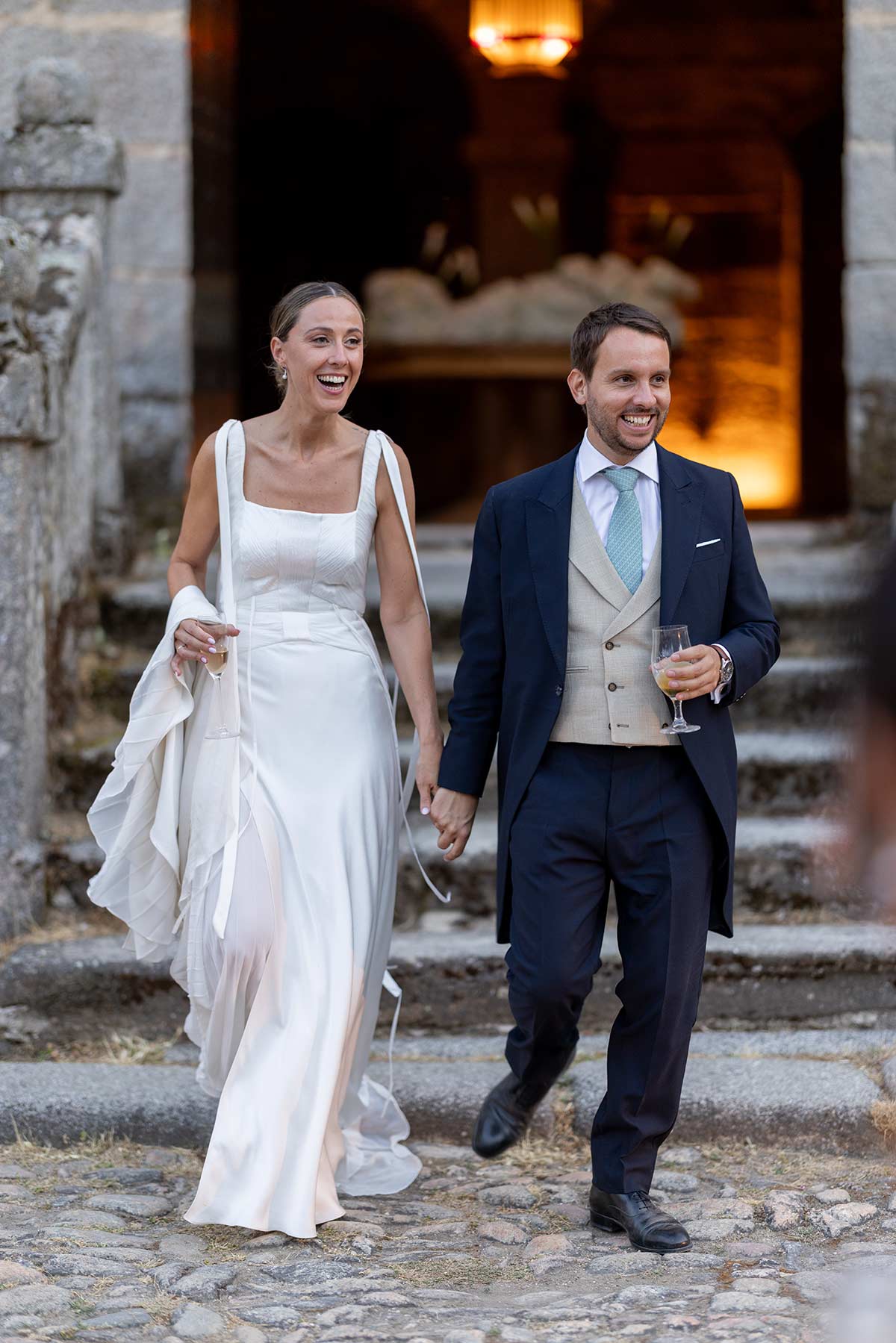 Entrada de los novios de la mano