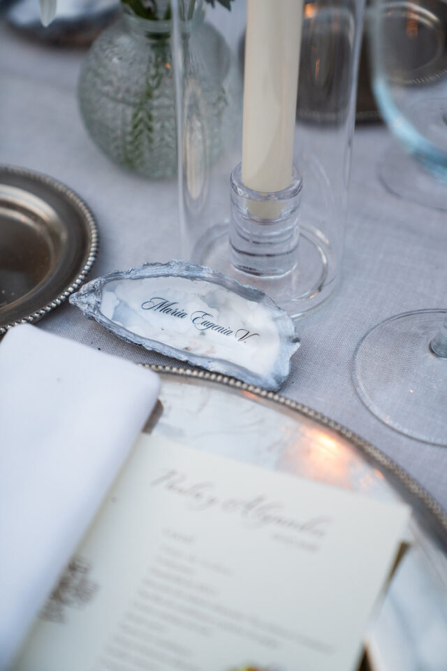 Decoración mesas banquete de boda detalle nombres invitados concha