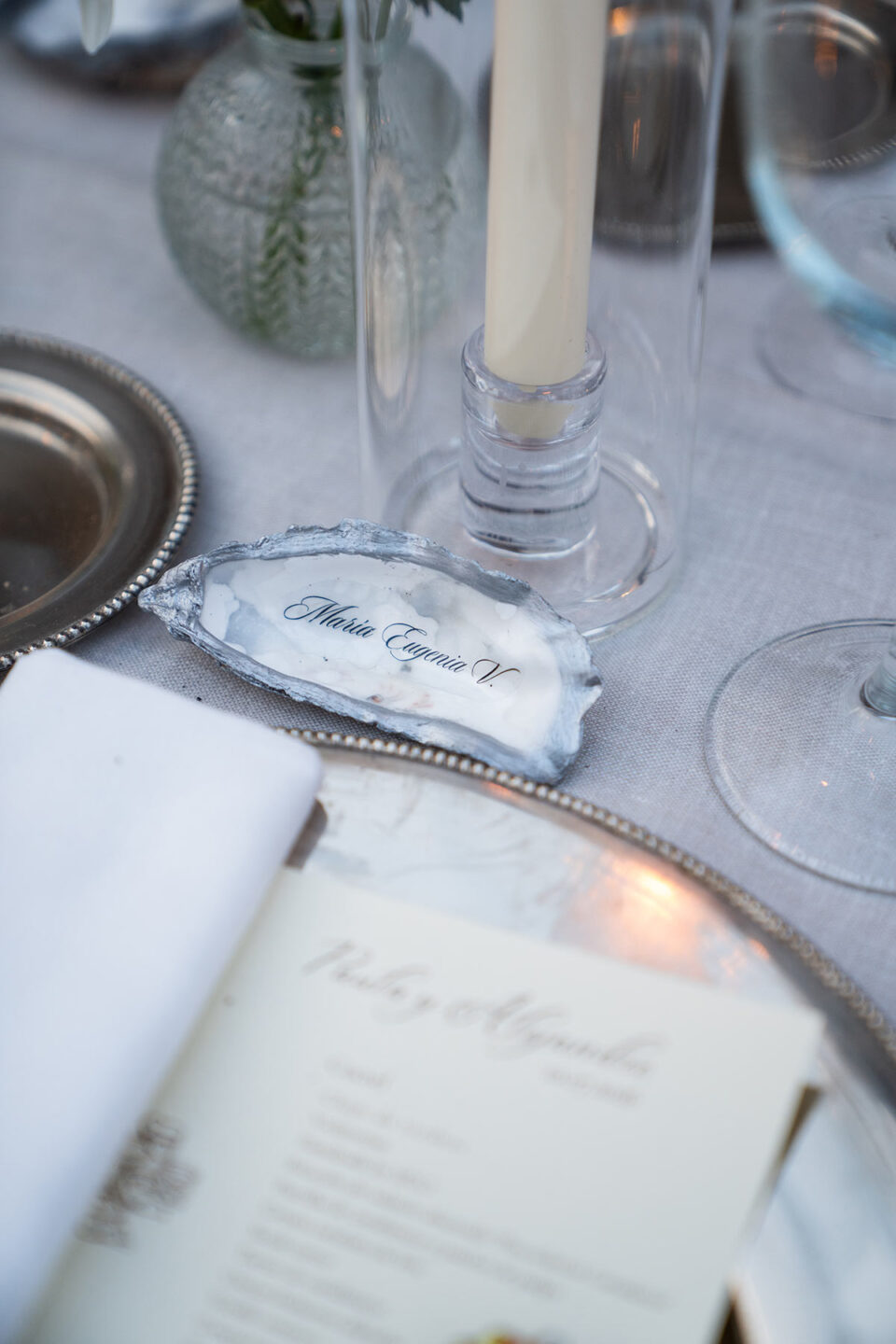 Decoración mesas banquete de boda detalle nombres invitados concha