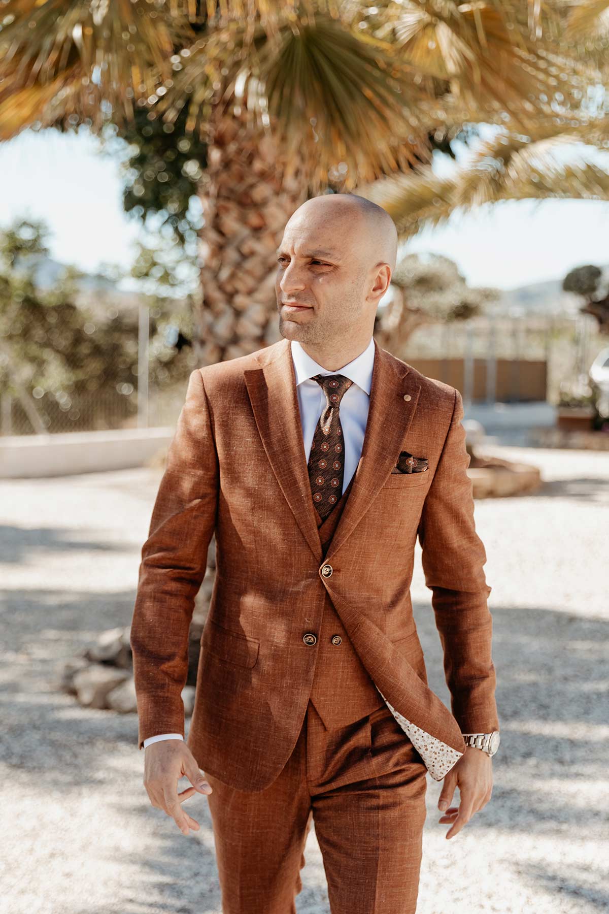 Traje marrón de novio