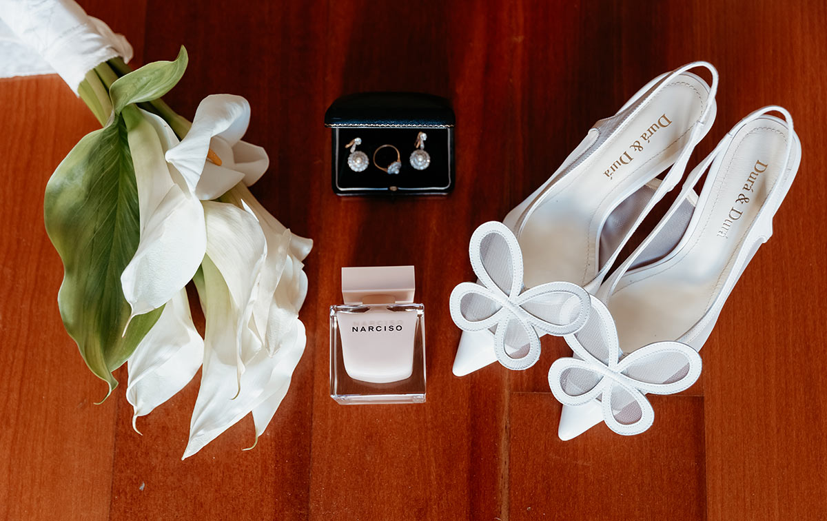 Ramo, perfume, zapatos y joyas de novia