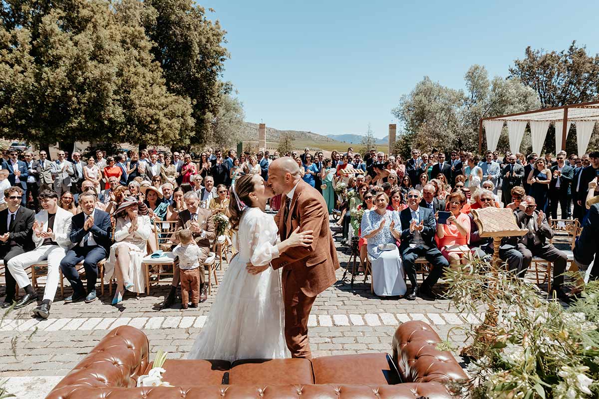 Beso ceremonia novios