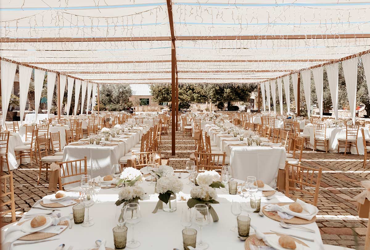 Decoración banquete de boda al aire libre