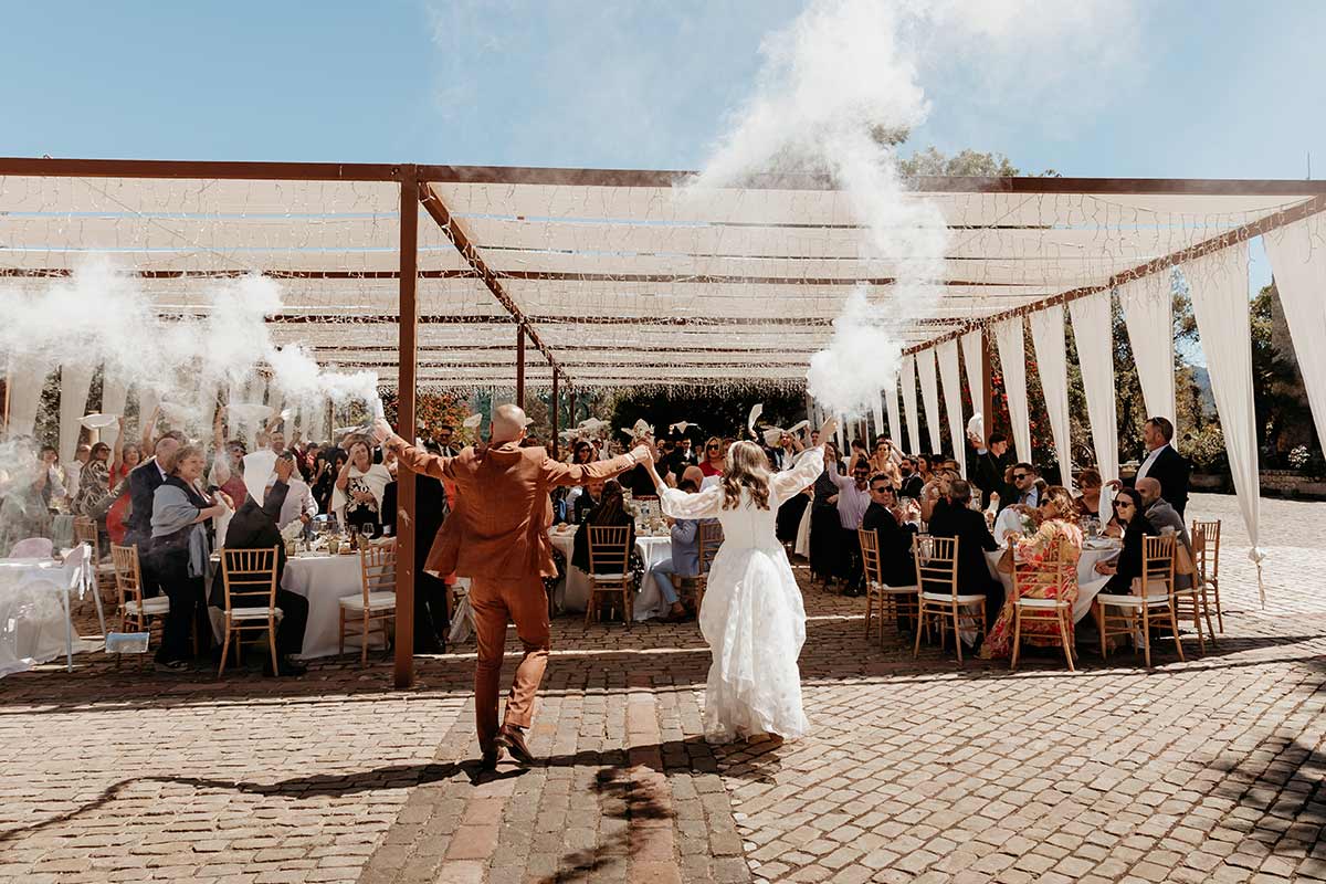 Entrada de los novios al banquete bomba de humo blanco
