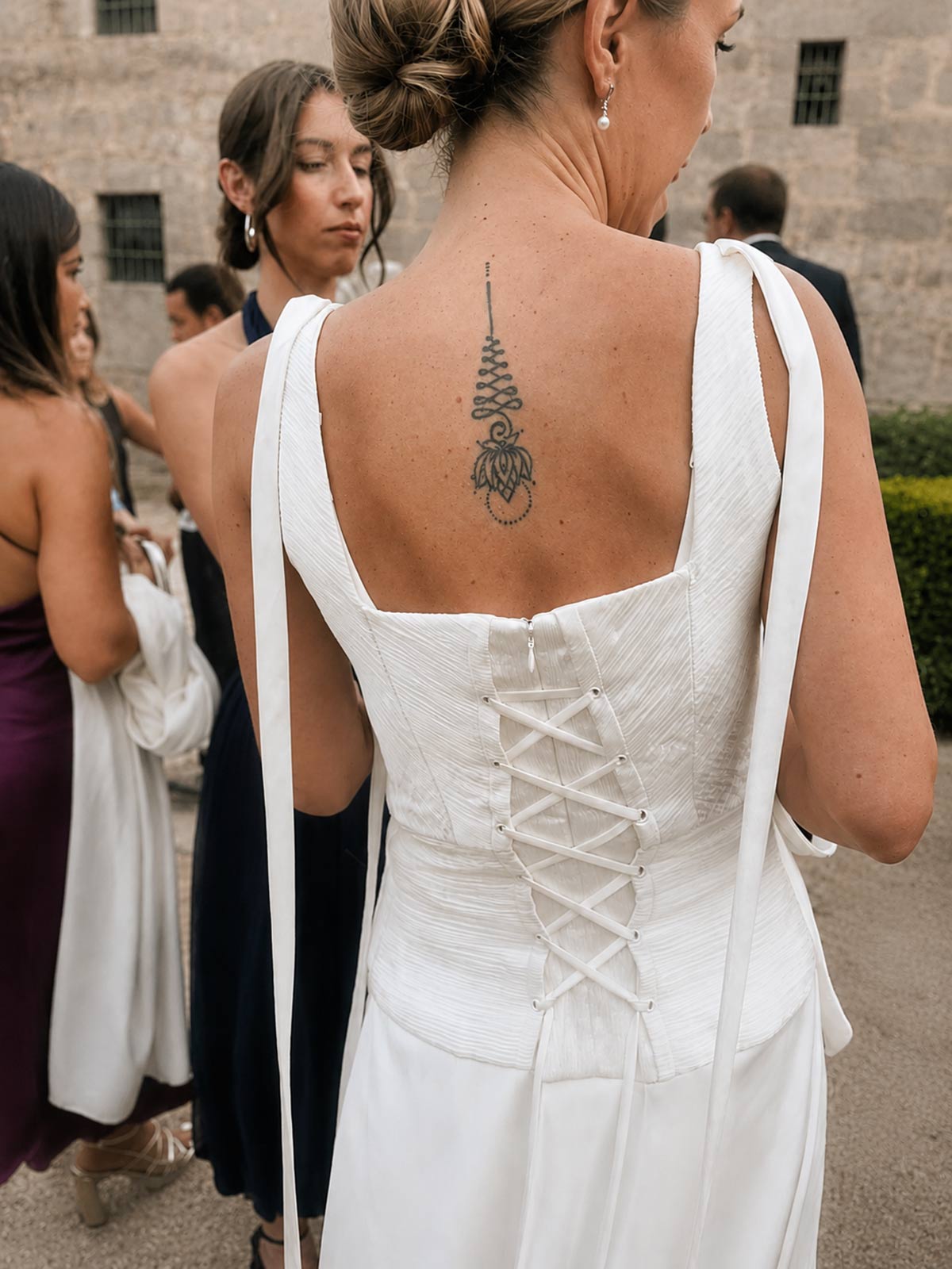 Detalle espalda de novia Beatriz Álvaro