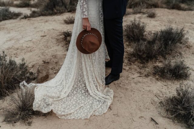 Fotografía: wirestock - Magnific https://www.magnific.com/es/foto-gratis/novia-sombrero-novio-pie-cerca-arbustos_17649926.htm#fromView=search&page=1&position=36&uuid=1ef26de8-357c-4cee-aff2-a8c7a3940285&track=ais_hybrid&query=decoraci%C3%B3n+boho+boda+look