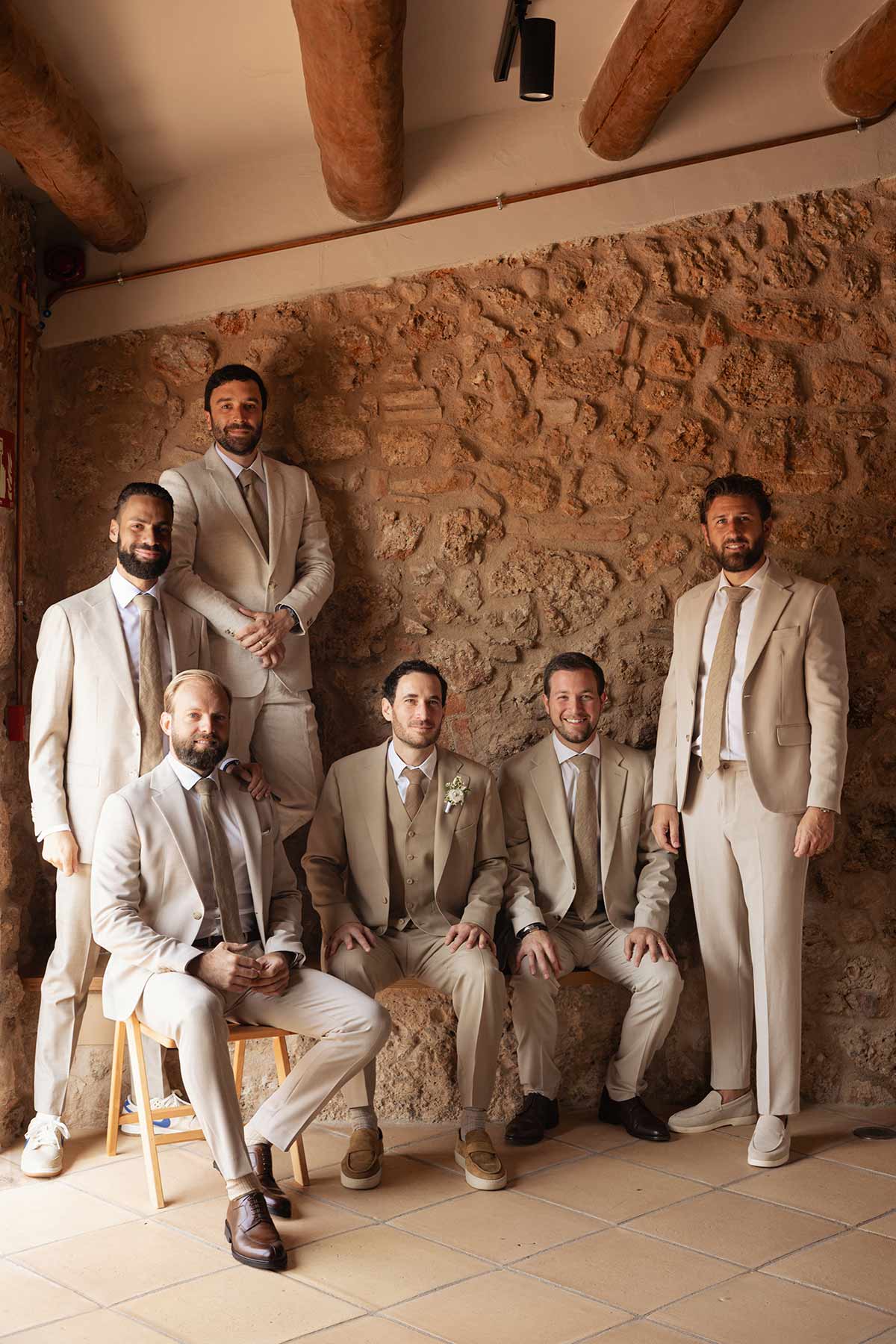 Los trajes demasiado estructurados pueden dejar paso a tejidos más ligeros, cortes relajados y combinaciones menos convencionales, especialmente cuando la boda se celebra al aire libre.