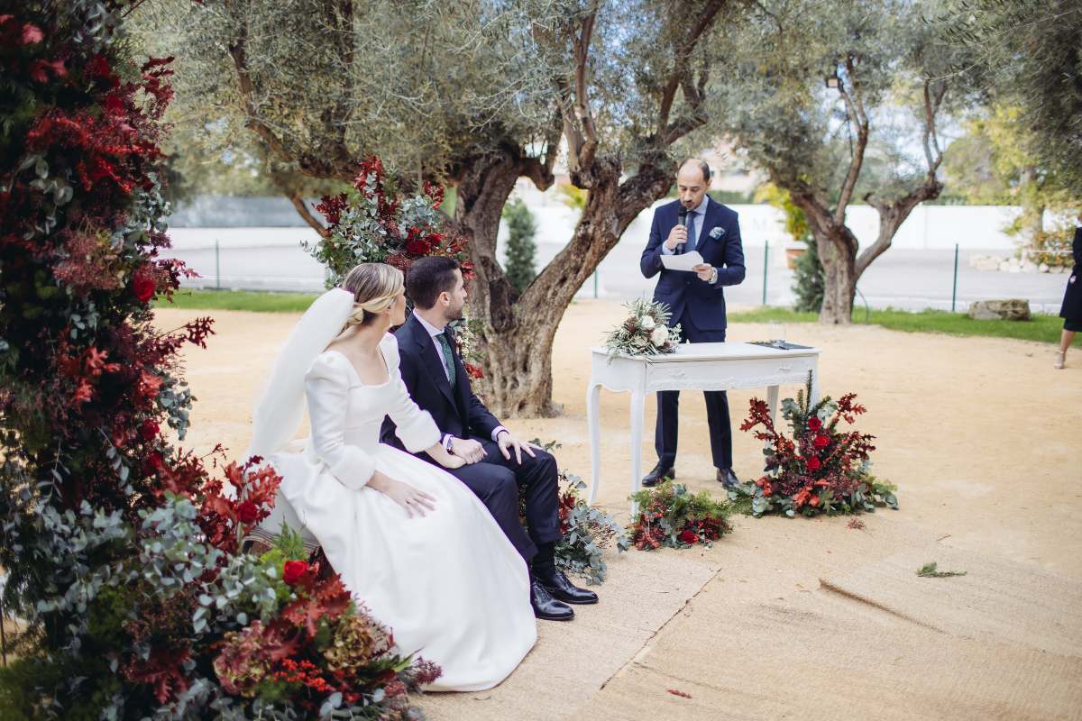 ¿me puedo casar ante notario? La respuesta es: sí. Actualmente los notarios tienen el poder de casaros y, además, también pueden tramitar el expediente matrimonial sin necesidad de acudir al Registro Civil.