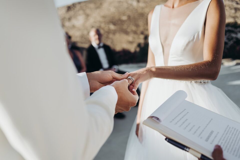 Fotografía: freepic.diller - Magnific https://www.magnific.com/es/foto-gratis/novia-novio-ropa-ligera-verano-dan-mano-ceremonia_3984990.htm#fromView=search&page=1&position=3&uuid=2f3f1d85-b3a6-4baf-9eea-04b19faa2ec7&track=ais_hybrid&query=pareja+notario+boda