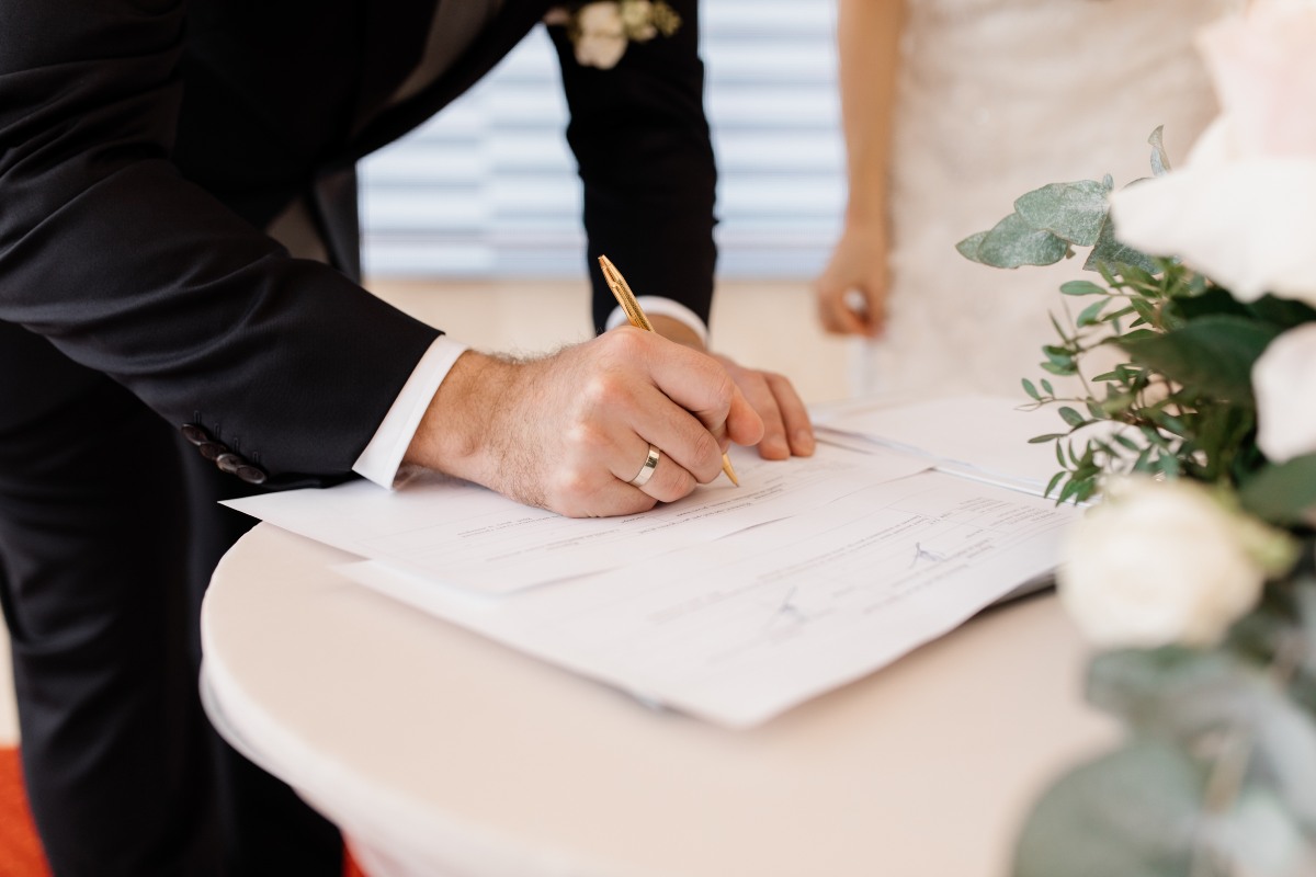 Lo primero que ha de hacerse es iniciar al expediente matrimonial. En este documento se constata que no existe ningún impedimento legal para contraer matrimonio.