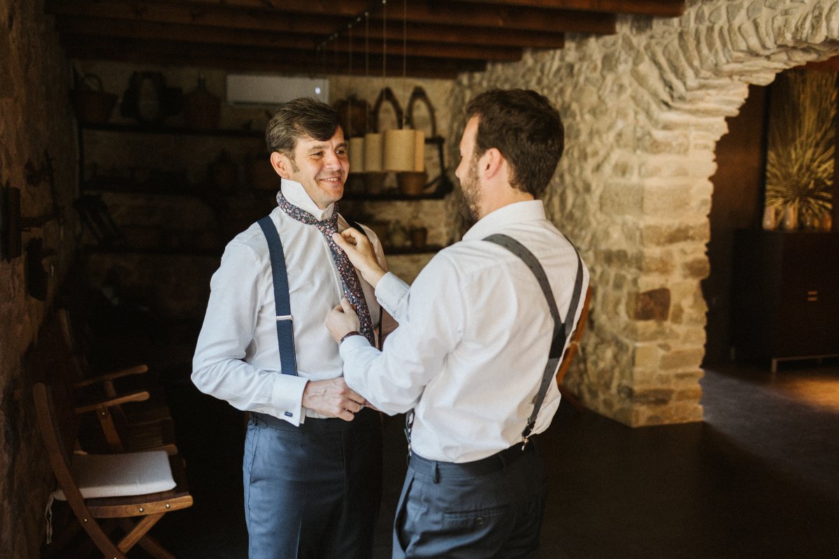 Antes de hacer el nudo de corbata paso a paso, es importante fijarse en el cuello de la camisa ya que ambos deben combinar. Si la camisa tiene el cuello más abierto y de líneas rectas, puedes optar por nudos simétricos y con algo de volumen
