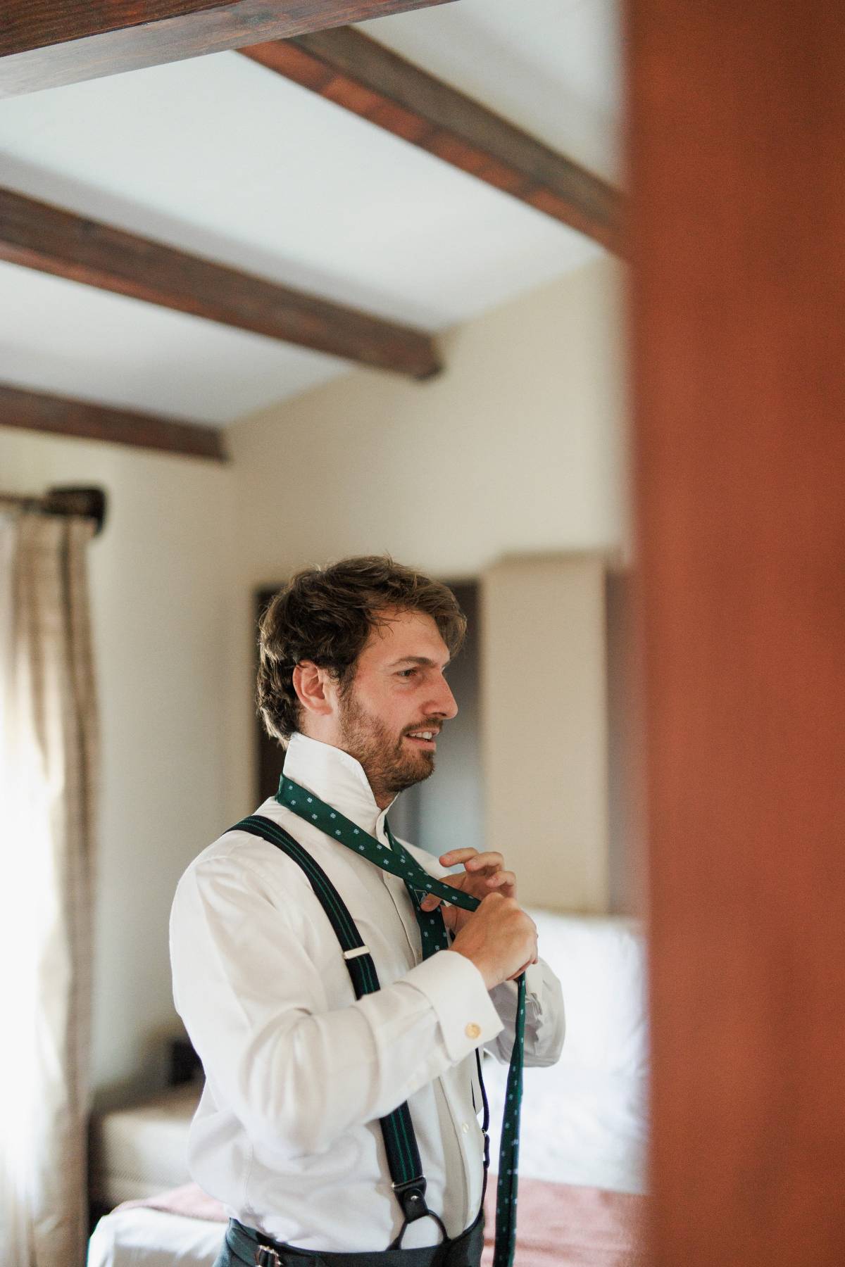 Cómo hacer un nudo de corbata. Aunque los nudos clásicos siguen siendo una apuesta segura, cada vez más novios e invitados buscan alternativas más sencillas y fáciles para darle ese toque personal y desenfadado al look.